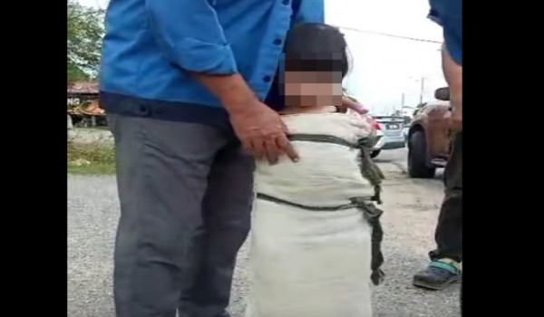Tangkap layar video tular berdurasi 30 saat menunjukkan seorang kanak-kanak perempuan ditemukan dalam keadaan 'berikat' didakwa mangsa culik